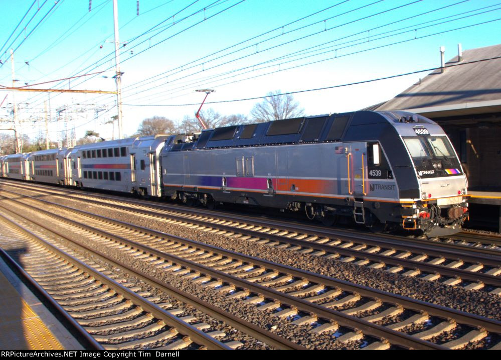 NJT 4539 station stop.